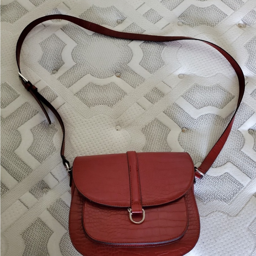 Women’s Crossbody Saddle Bag in Brick Red